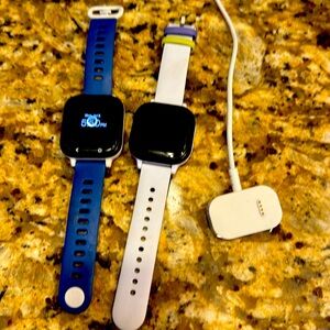 2 Verizon gizmo watches